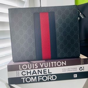 NWT Gucci Black Pouch in GG Supreme print